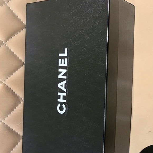 CHANEL black suede pumps with chrome and patent leather details. Size 40 - Picture 14 of 16